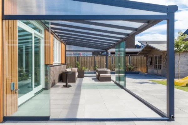 Hout, aluminium of staal? De doorslaggevende factoren bij terrasoverkappingen